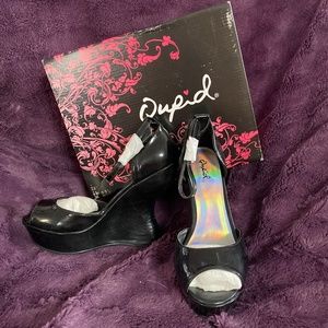 Qupid Jillian Black Patent Leather Wedge Heels size 8 NEW
